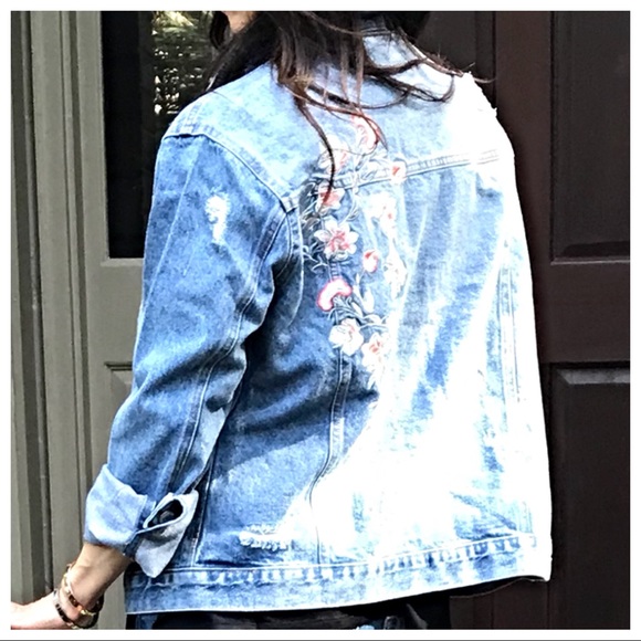✨LAST ONE ✨Embroidered distressed jean jacket - Picture 5 of 7